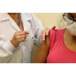 Idosos e professores recebem a vacina contra gripe